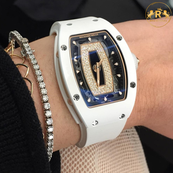 mẫu đồng hồ Richard Mille trắng RM 07-01 có thể được coi là một thiết kế Unisex
