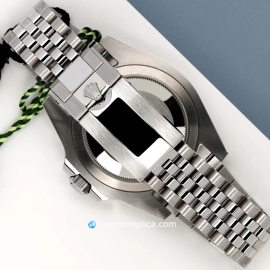 Rolex GMT-Master II Sprite được trang bị bộ chuyển động tự động nội bộ 3285 mang lại sức mạnh cho đồng hồ.