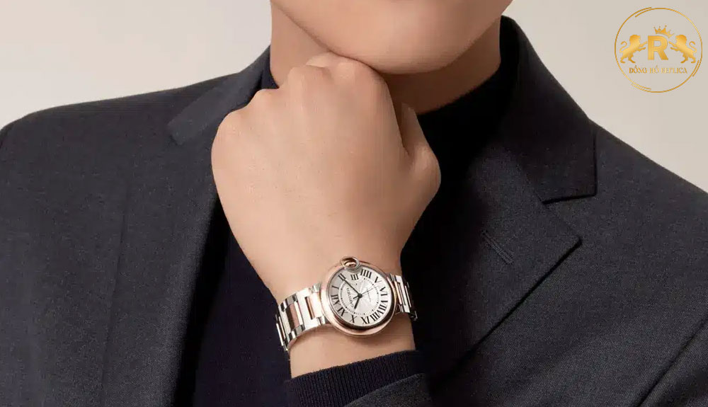 Cách đeo đồng hồ Cartier dây kim loại