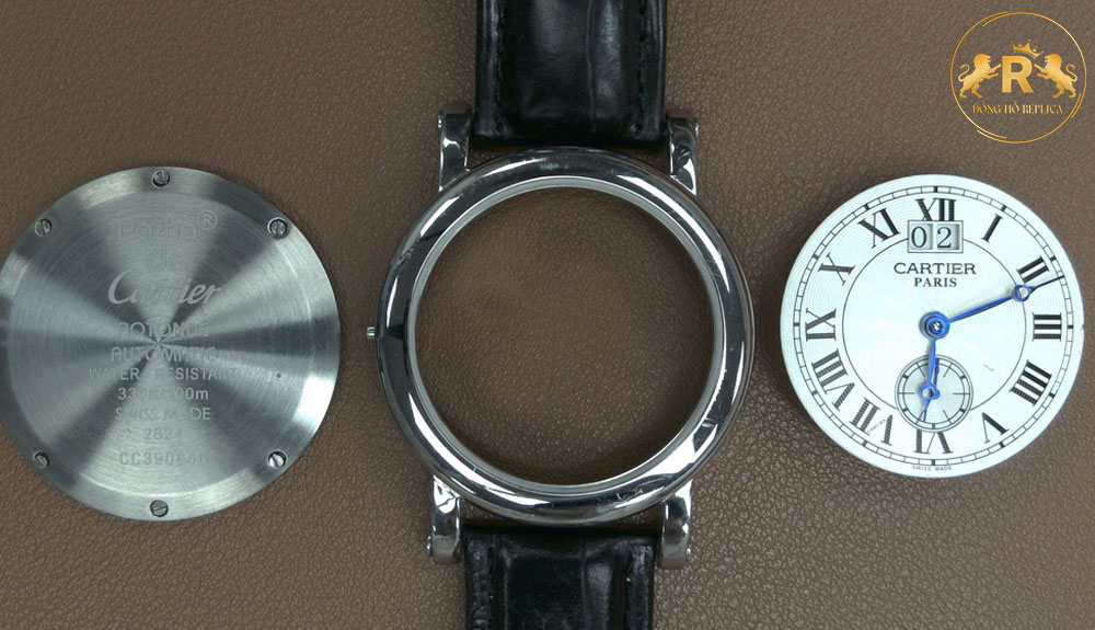 Lau dầu đồng hồ Cartier định kỳ 2-4 năm / 1 lần