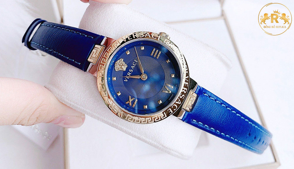 Thiết kế của mẫu đồng hồ Versace nữ màu xanh mang phong cách nhỏ gọn và tông màu chủ đạo nhẹ nhàng