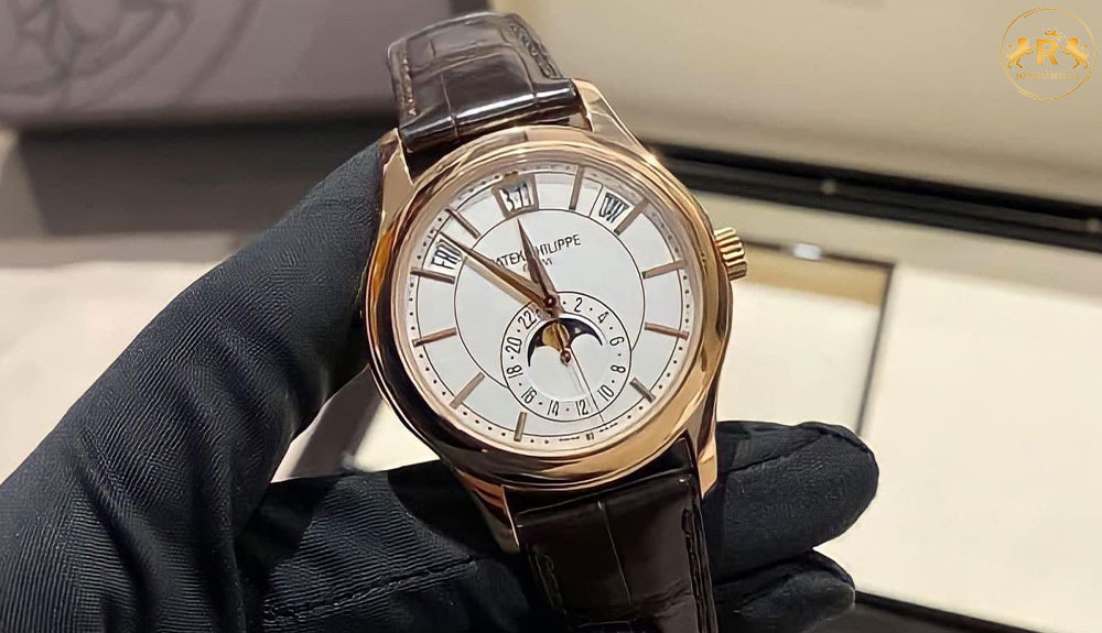 Đồng hồ Patek Philippe Replica 1:1 hay Patek Philippe Super Fake - Patek Philippe siêu cấp. Về cơ bản thì đây đều là thuật ngữ để gọi các sản phẩm sao chép 1:1 với mức độ hoàn thiện từ 98% - 99% so với các sản phẩm chính hãng.